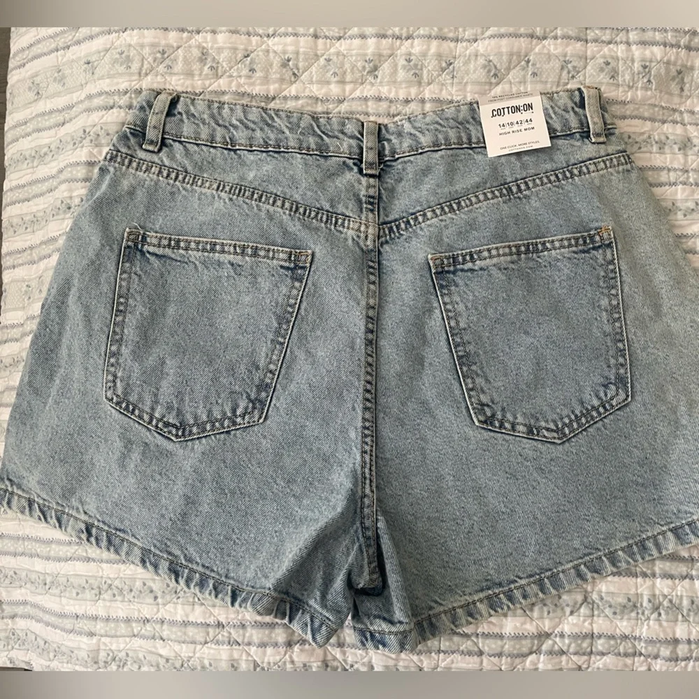 Cotton On High Rise Mom Denim shorts- brand NEW with tags - Picture 2 of 4
